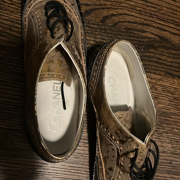 Chanel - patent leather lace up flats in gold and black. Size 38 - Picture 3 of 5